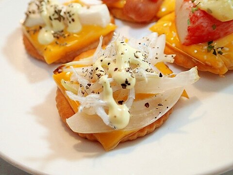 マヨで　チェダーと玉葱としらすの焼きクラッカー